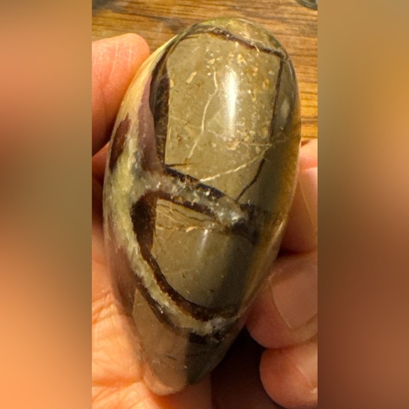 Beautiful Septarian heart shaped palm stone #2 - Picture 15 of 16